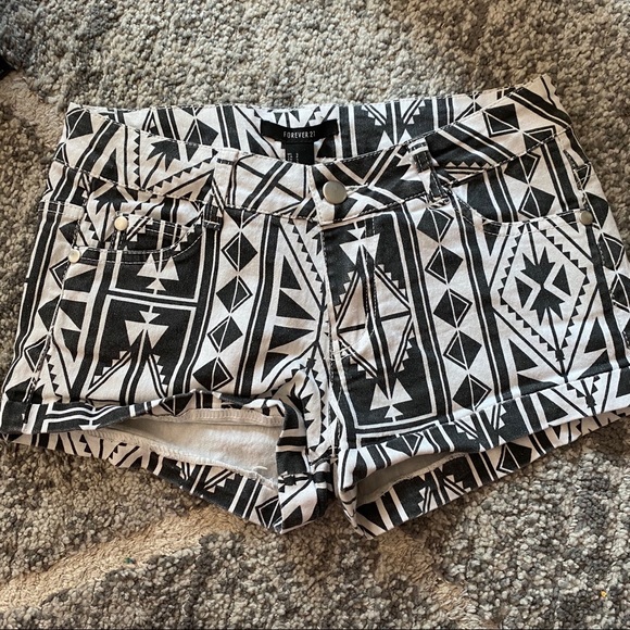 Aztec style denim shorts - forever 21 - size S - Picture 8 of 8